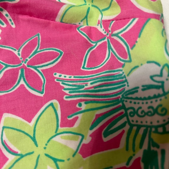 Lilly Pulitzer top. Tunic length. Side zipper. Snaps in front and button knots. - Picture 6 of 8
